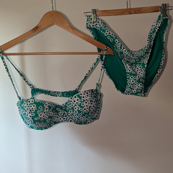 Old Navy daisy print bikini - Picture 2 of 8